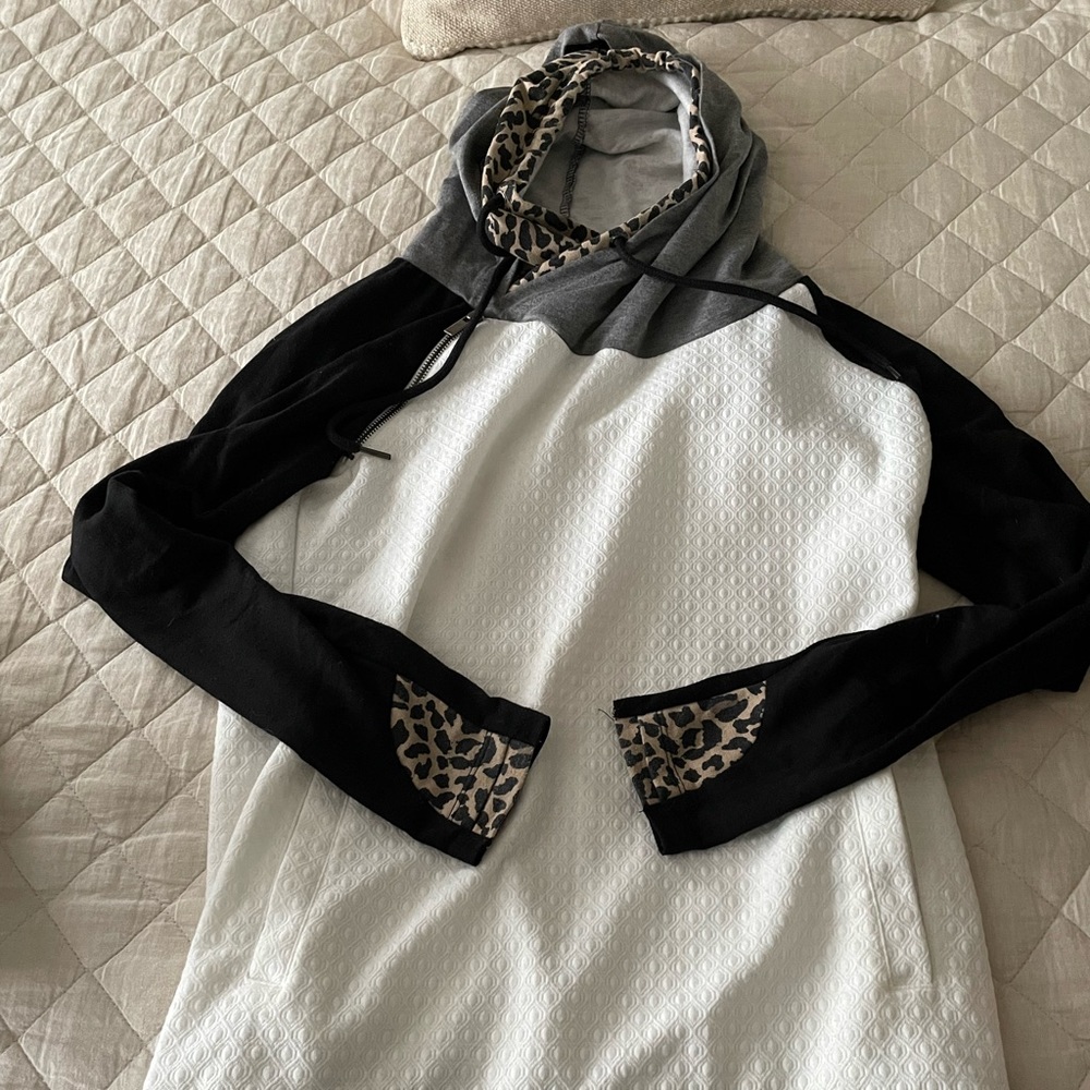 Active sweatshirt with leopard detail